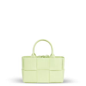 Eine kleine hellgrüne Lederhandtasche im Flechtmuster der Marke Bottega Veneta.
