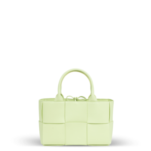 Eine kleine hellgrüne Lederhandtasche im Flechtmuster der Marke Bottega Veneta.