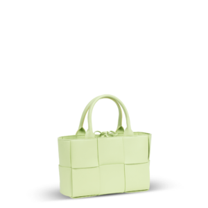Un petit sac à main en cuir vert clair tressé de la marque Bottega Veneta.