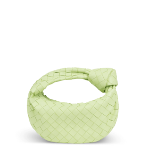 Kleine hellgrüne Ledertasche der Marke Bottega Veneta mit Knotendesign im Griff.