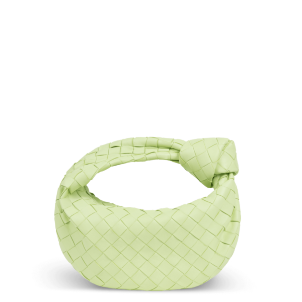 Petit sac en cuir vert clair de la marque Bottega Veneta avec un design de nœuds dans la poignée.