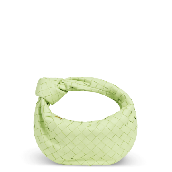 Kleine hellgrüne Ledertasche der Marke Bottega Veneta mit Knotendesign im Griff.