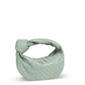 Sac en cuir vert pastel de la marque Bottega Veneta avec un design de nœuds dans la poignée.