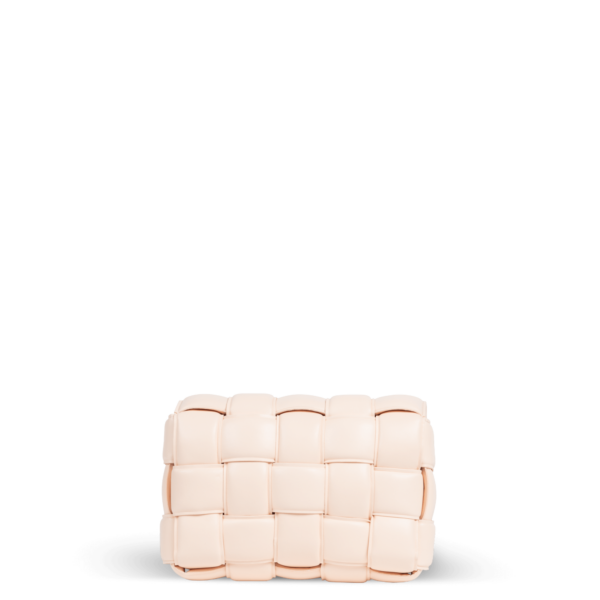 Un sac à main en cuir au motif tressé et à la couleur pêche claire de la marque Bottega Veneta.