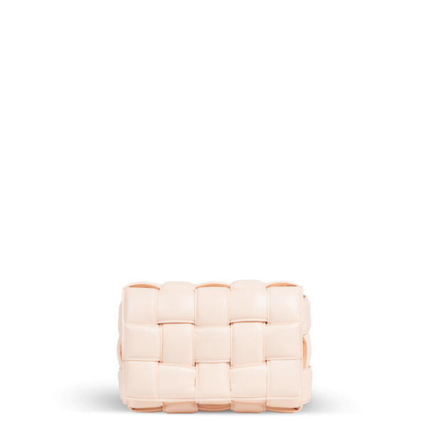 Un sac à main en cuir au motif tressé et à la couleur pêche claire de la marque Bottega Veneta.
