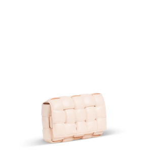 Un sac à main en cuir au motif tressé et à la couleur pêche claire de la marque Bottega Veneta.
