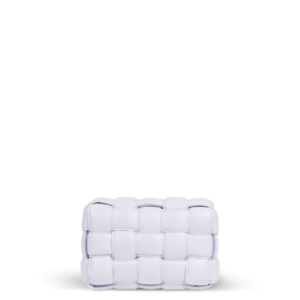 Un sac à main violet clair au motif tressé de la marque Bottega Veneta.