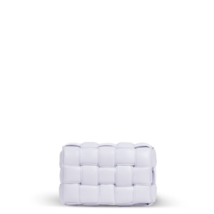 Eine helllila Handtasche im Flechtmuster der Marke Bottega Veneta.