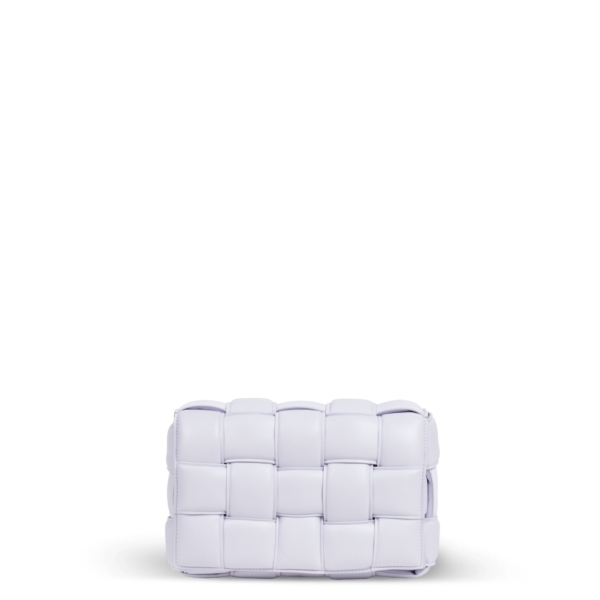 Eine helllila Handtasche im Flechtmuster der Marke Bottega Veneta.