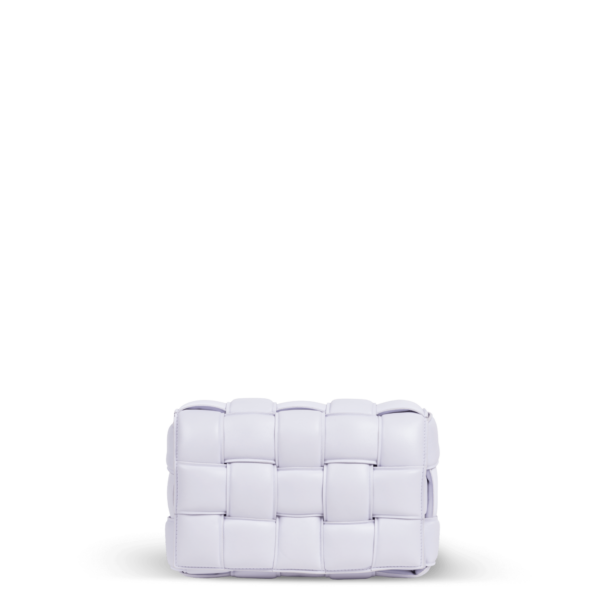 Un sac à main violet clair au motif tressé de la marque Bottega Veneta.