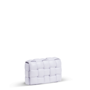 Eine helllila Handtasche im Flechtmuster der Marke Bottega Veneta.