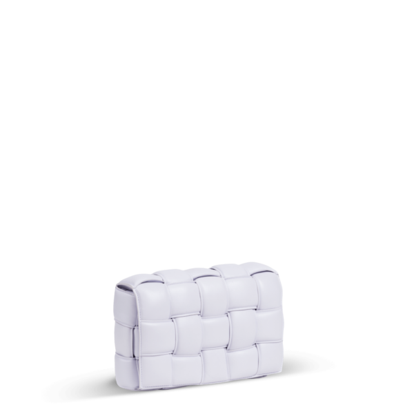 Un sac à main violet clair au motif tressé de la marque Bottega Veneta.