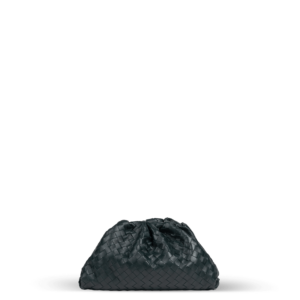 Un sac d'embrayage vert foncé de la marque Bottega Veneta au design tissé.