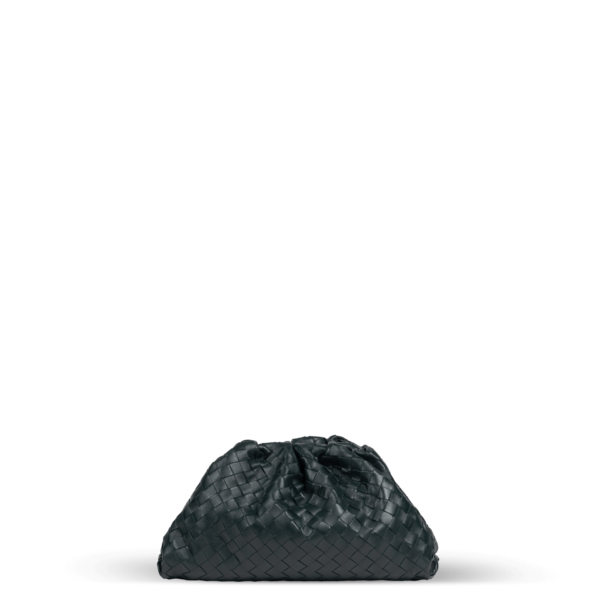 Un sac d'embrayage vert foncé de la marque Bottega Veneta au design tissé.