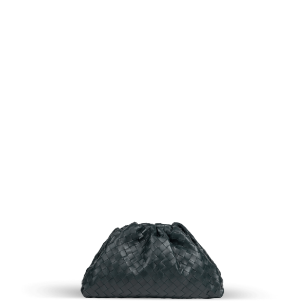 Un sac d'embrayage vert foncé de la marque Bottega Veneta au design tissé.