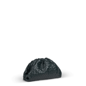 Un sac d'embrayage vert foncé de la marque Bottega Veneta au design tissé.