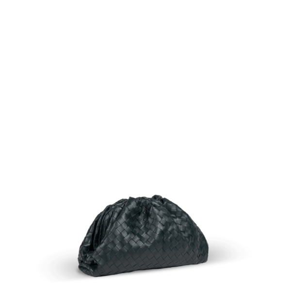 Un sac d'embrayage vert foncé de la marque Bottega Veneta au design tissé.