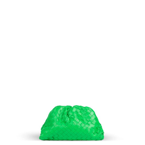 Eine grüne Clutch-Tasche der Marke Bottega Veneta im Webmuster Design.