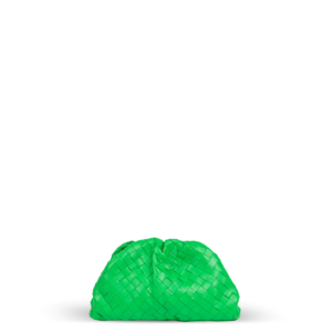 Une pochette verte de la marque Bottega Veneta au design tissé.