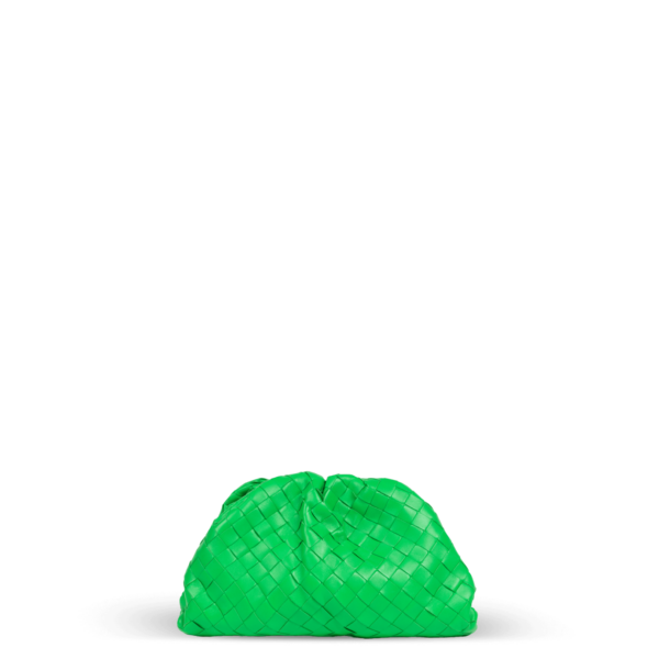 Une pochette verte de la marque Bottega Veneta au design tissé.