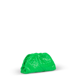 Une pochette verte de la marque Bottega Veneta au design tissé.