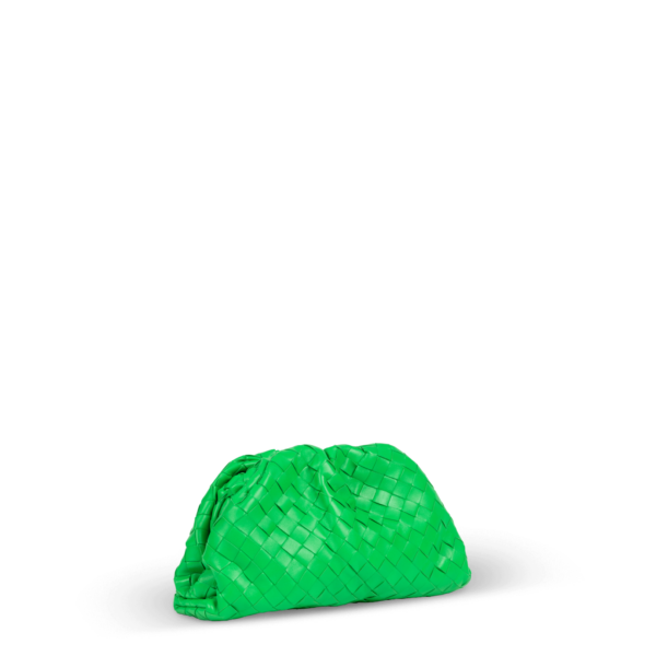 Eine grüne Clutch-Tasche der Marke Bottega Veneta im Webmuster Design.