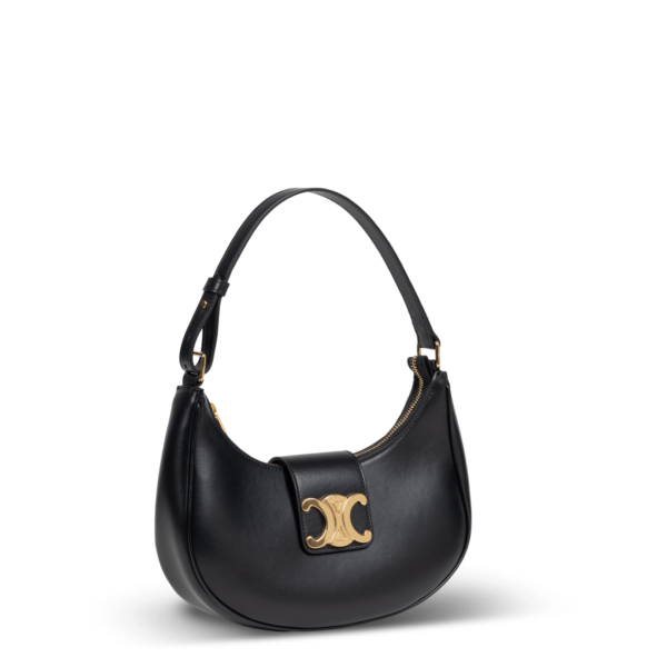 Sac à bandoulière en cuir noir avec matériel doré de la marque Céline.