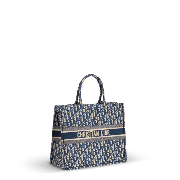 Tote bag bleu et beige en tissu jacquard de la marque Dior.
