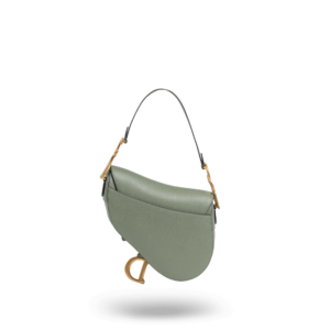 Un sac à main vert avec du matériel doré de la marque Dior.