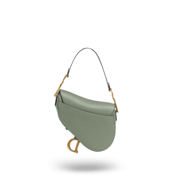Eine grüne Handtasche mit goldener Hardware der Marke Dior.