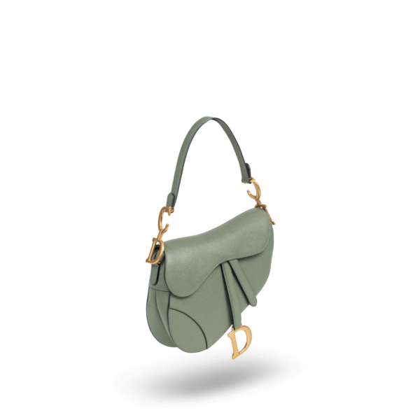 Eine grüne Handtasche mit goldener Hardware der Marke Dior.