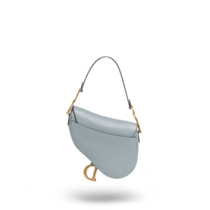 Eine hellblaue Handtasche mit goldener Hardware der Marke Dior.