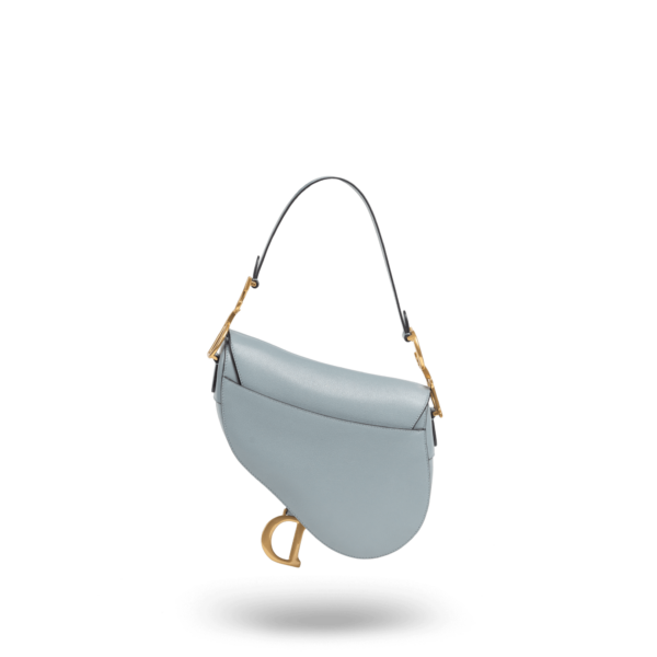 Eine hellblaue Handtasche mit goldener Hardware der Marke Dior.