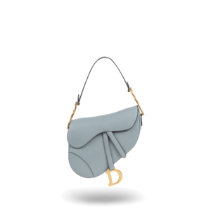 Un sac à main bleu clair avec du matériel doré de la marque Dior.