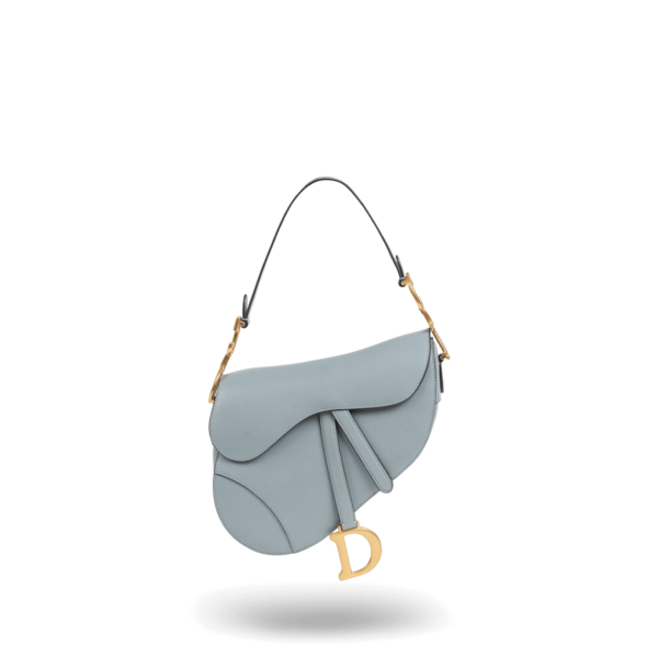 Un sac à main bleu clair avec du matériel doré de la marque Dior.
