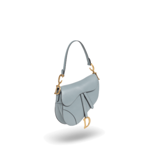 Un sac à main bleu clair avec du matériel doré de la marque Dior.