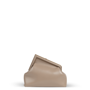 Un sac d'embrayage beige avec du matériel doré de la marque Fendi.