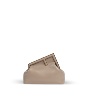 Un sac d'embrayage beige avec du matériel doré de la marque Fendi.