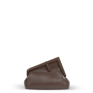 Un sac d'embrayage marron avec du matériel doré de la marque Fendi.